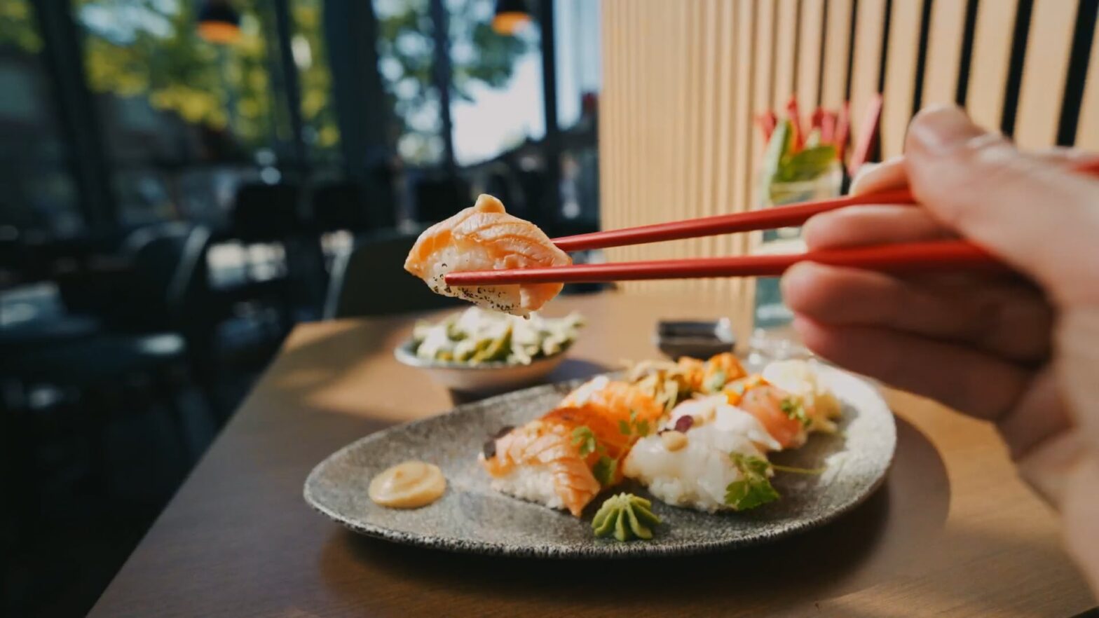 POV:person äter sushi